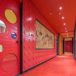 軟木材質(zhì)鮮艷童趣兒童培訓班過道裝修、