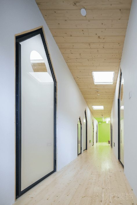 楓木原木天花直線式過(guò)道機(jī)構(gòu)裝修