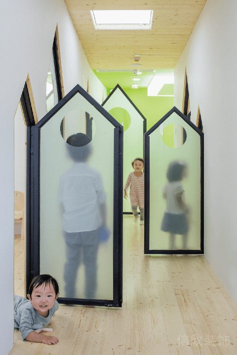 幾何創(chuàng)意過(guò)道磨砂玻璃門(mén)裝修設(shè)計(jì)機(jī)構(gòu)