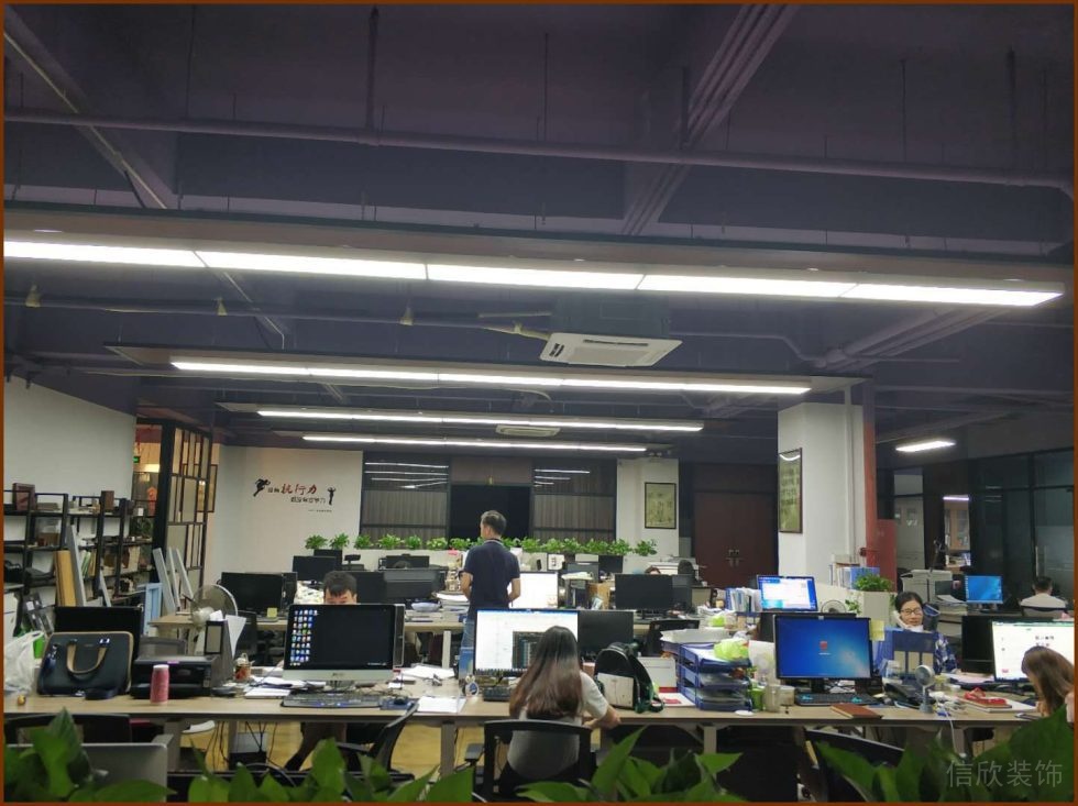 員工研發(fā)區(qū)域開(kāi)放式簡(jiǎn)約現(xiàn)代辦公室