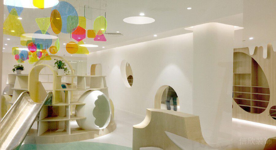 透色亞克力吊頂天花滑梯娛樂區(qū)域裝修效果