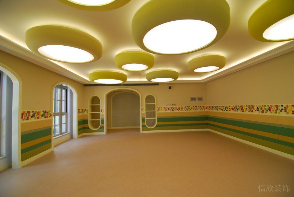 環(huán)形半墻設(shè)計(jì)天花凸起圓形吸頂燈