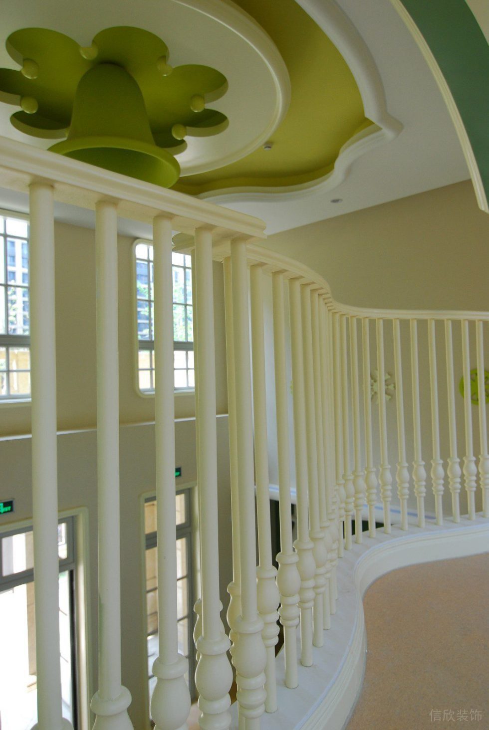 綠色創(chuàng)意花蕊造型天花條紋欄桿安全過(guò)道裝修圖