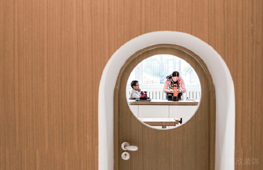 玻璃通透鏤空門(mén)窗效果兒童培訓(xùn)藝術(shù)中心機(jī)構(gòu)裝修