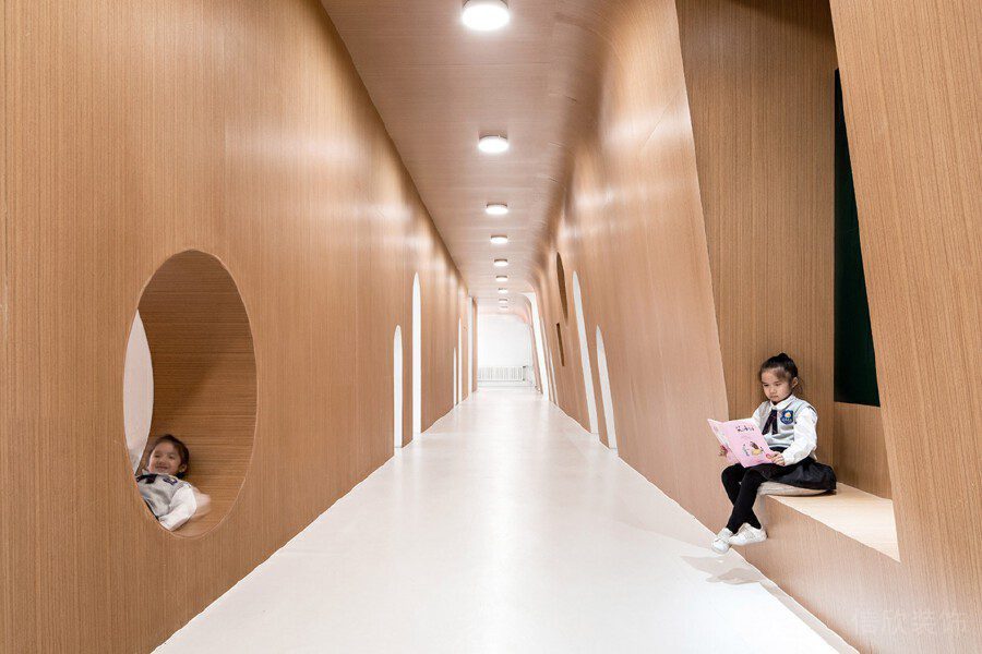 原木風(fēng)過(guò)道休息區(qū)