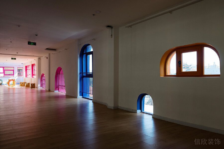 強(qiáng)調(diào)色窗戶(hù)休息區(qū)設(shè)計(jì)