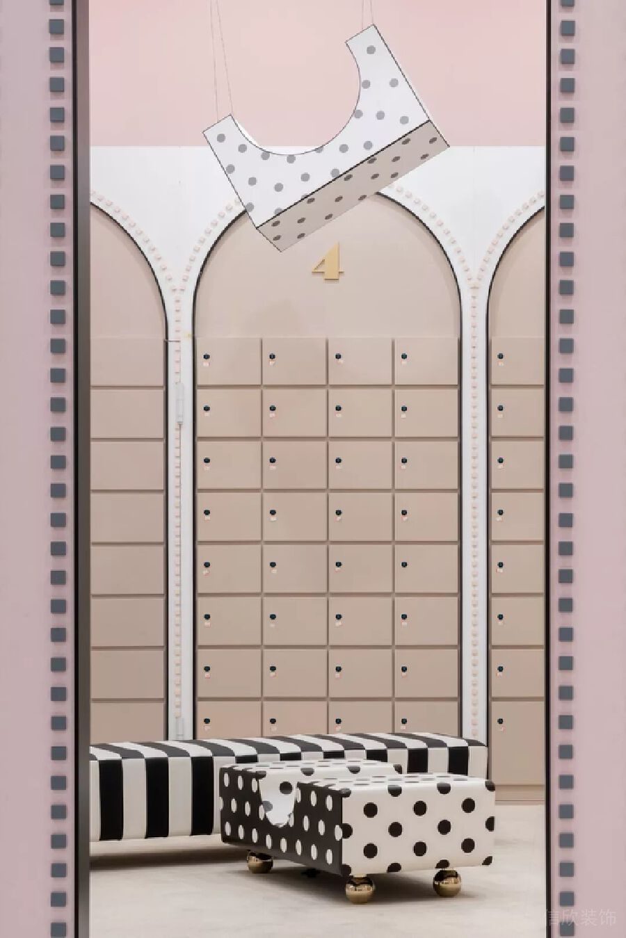 收納柜粉色更衣室效果圖