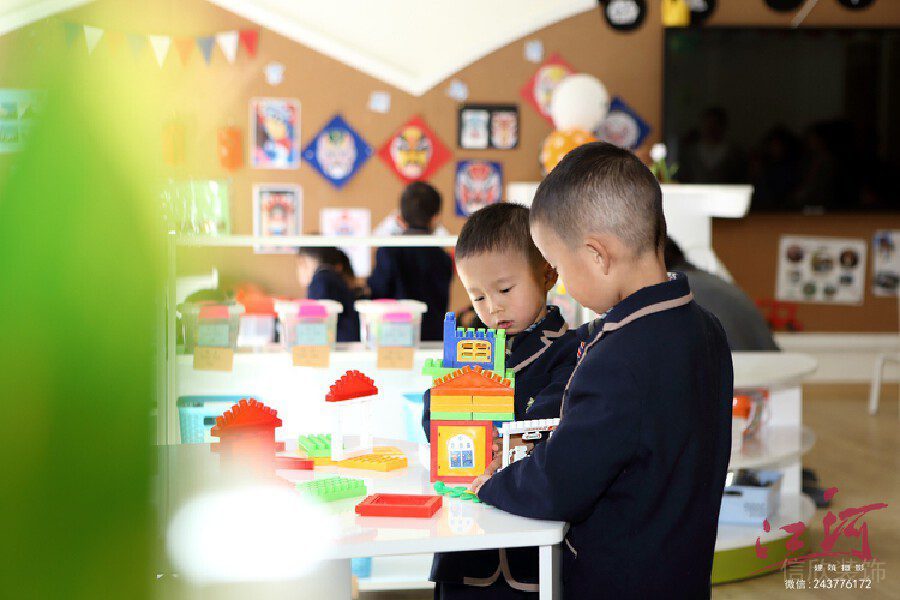 現(xiàn)代簡(jiǎn)約機(jī)構(gòu)積木娛樂區(qū)