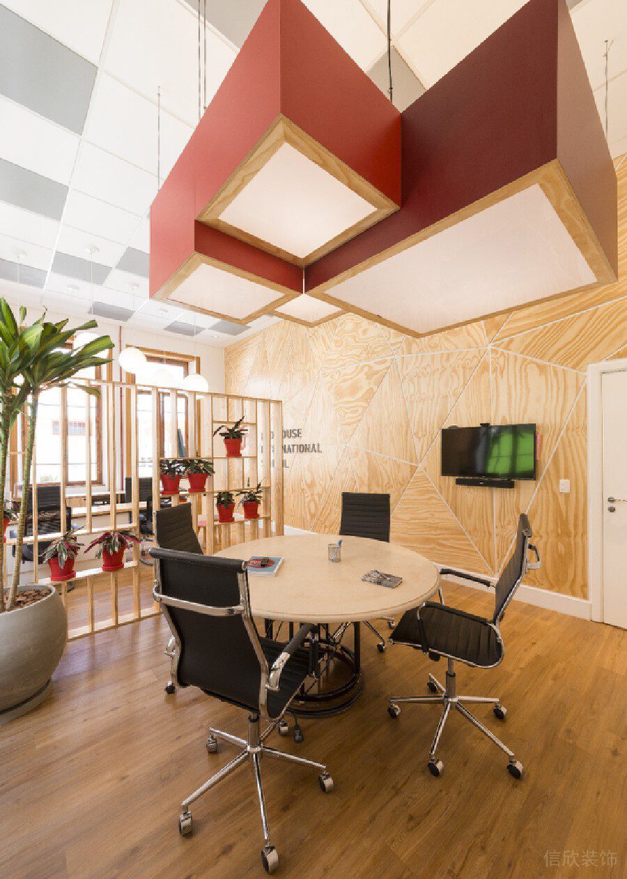 復(fù)古木質(zhì)會議洽談室辦公圓桌裝修