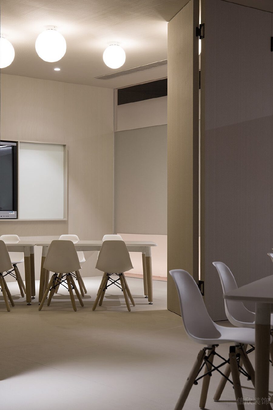 簡(jiǎn)約工作區(qū)木質(zhì)裝修設(shè)計(jì)少兒教育機(jī)構(gòu)