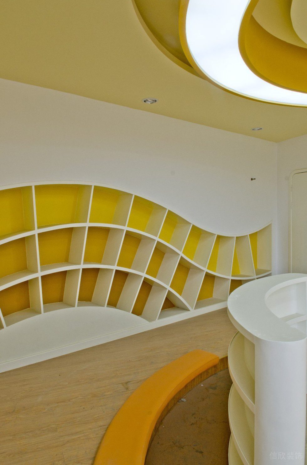 環(huán)形led燈帶裝修設(shè)計(jì)機(jī)構(gòu)教室