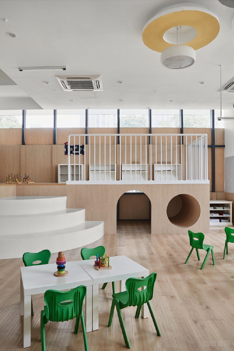 原木風(fēng)過道階梯純白現(xiàn)代兒童機(jī)構(gòu)裝修