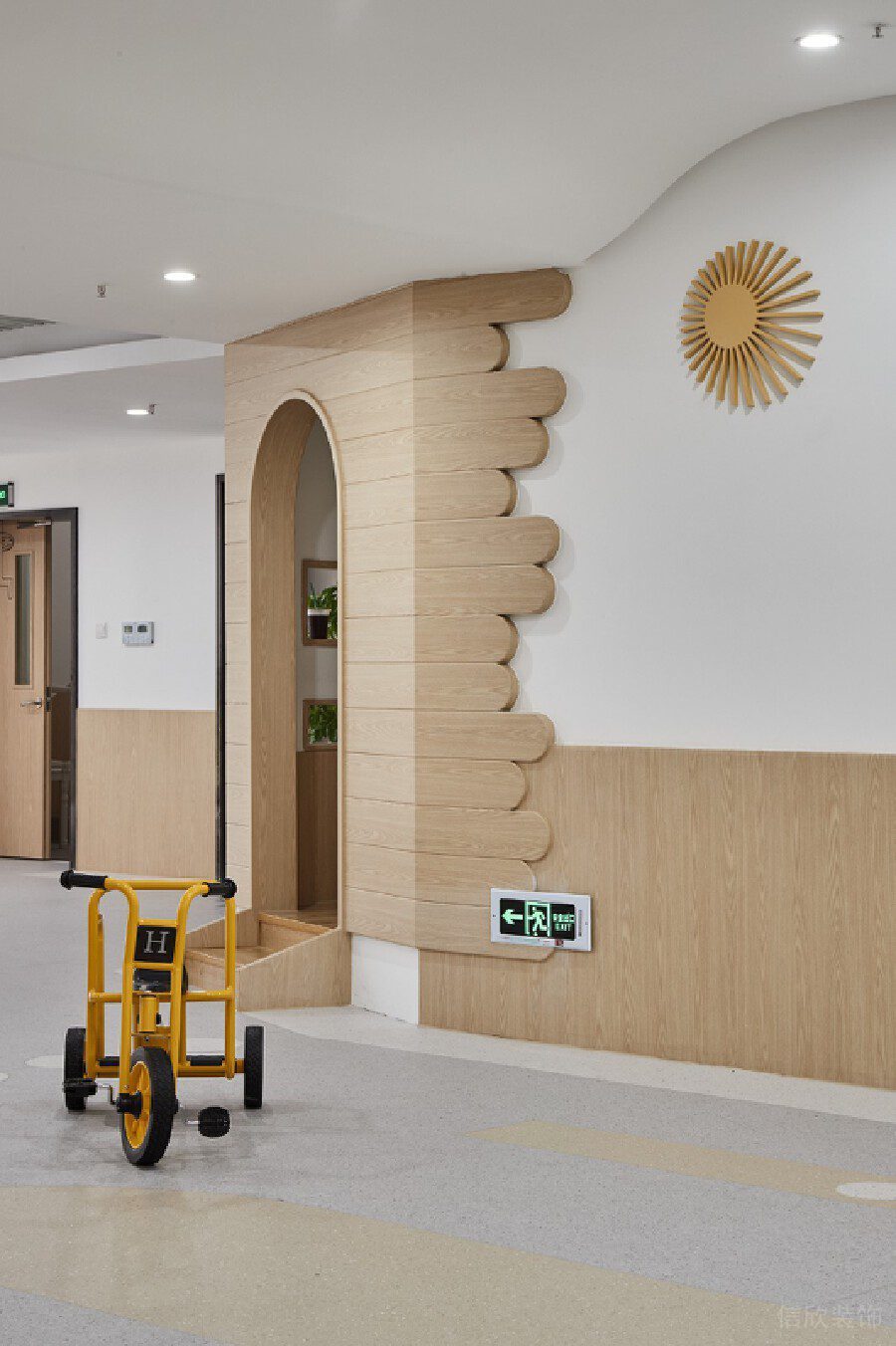 拱形木質(zhì)機(jī)構(gòu)裝修設(shè)計(jì)過道