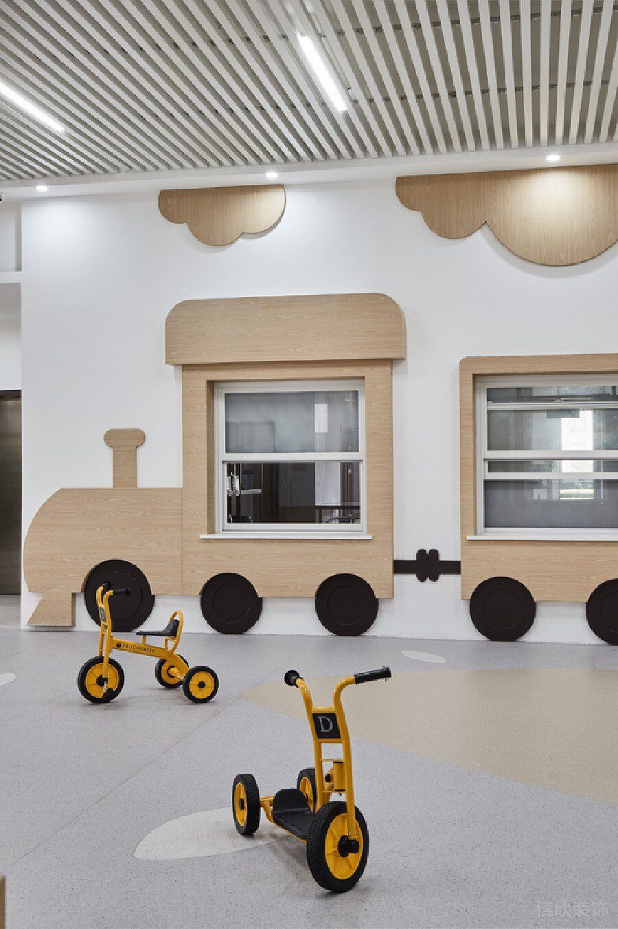 鏤空柵格板天花小火車童趣木質(zhì)玻璃教室機構(gòu)裝修