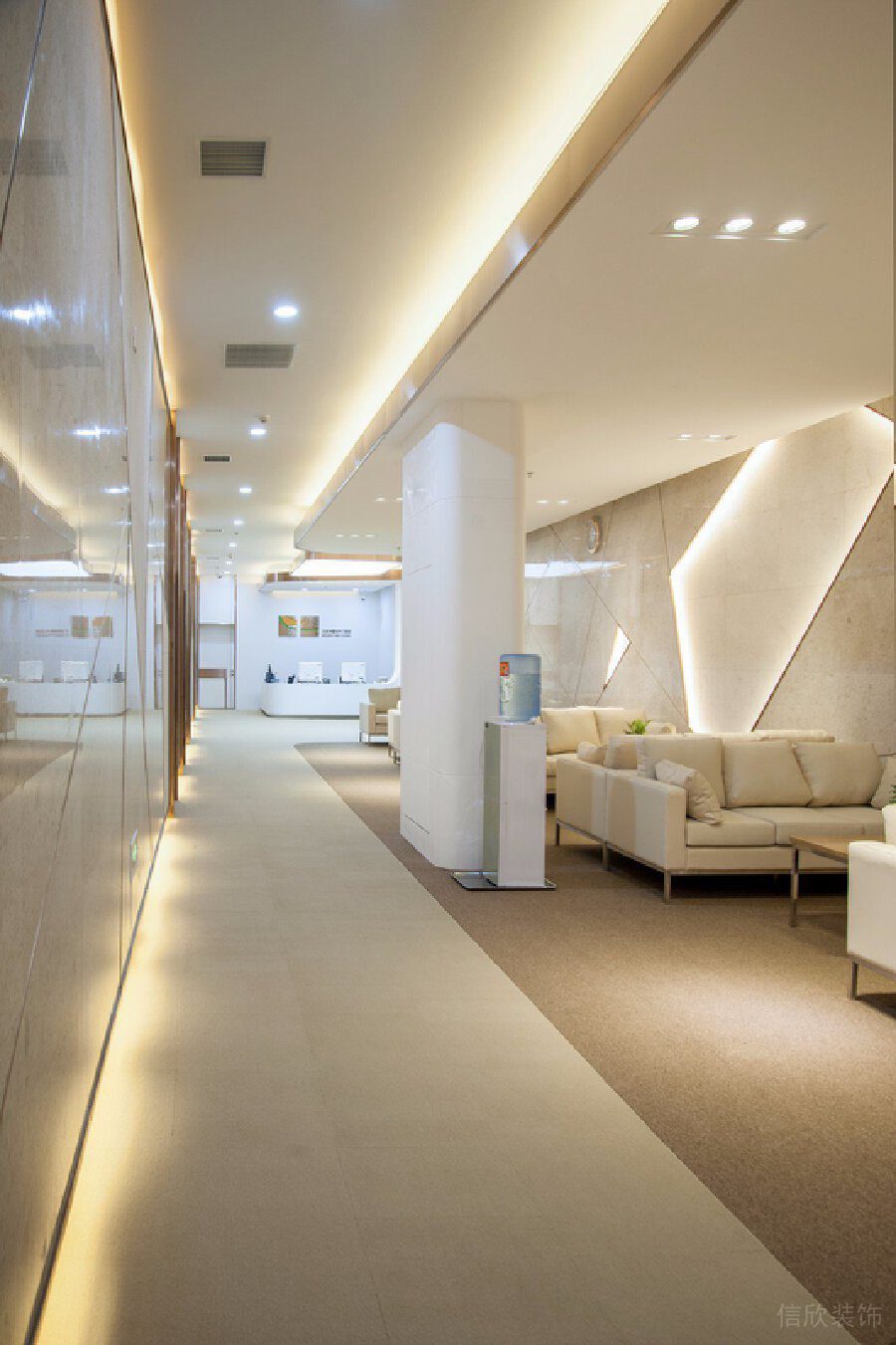 現代辦公室過道設計天花內嵌燈飾裝修