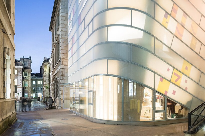 弧線玻璃店鋪櫥窗設(shè)計(jì)