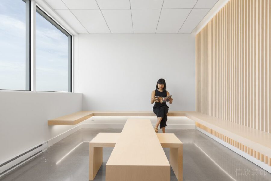 原木風辦公室裝修設計環(huán)形懸空座椅燈飾設計