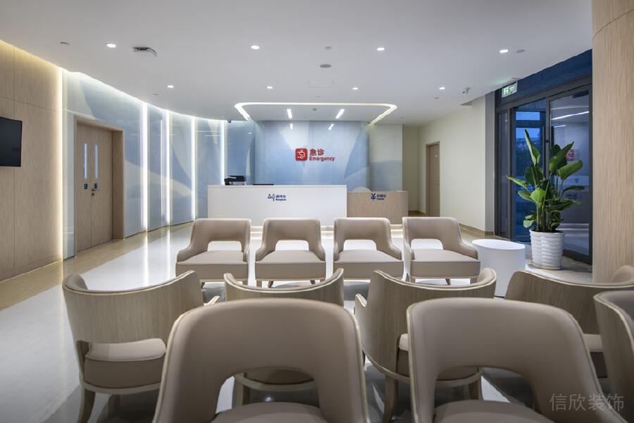 木制結(jié)合皮革訂制候診區(qū)裝修設計現(xiàn)代醫(yī)療機構(gòu)裝修
