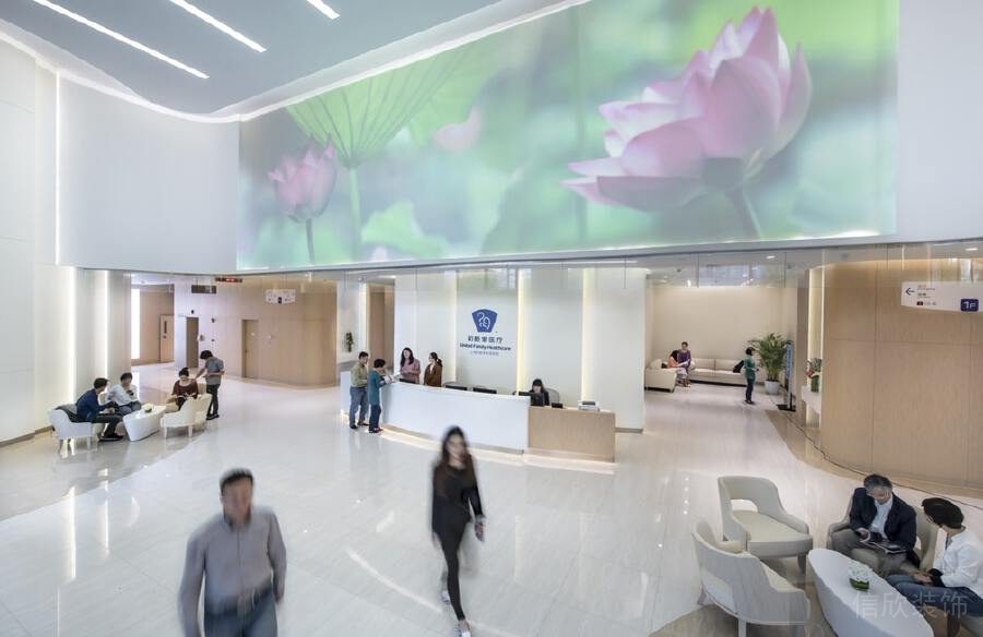 半墻顯示器裝修設(shè)計醫(yī)療機構(gòu)大廳原木風(fēng)效果