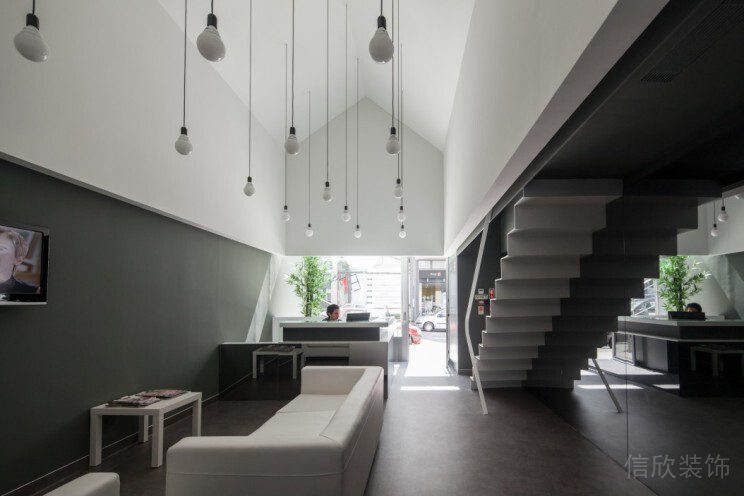 復(fù)古辦公室裝修設(shè)計(jì)皮革沙發(fā)樓梯下空間過(guò)道