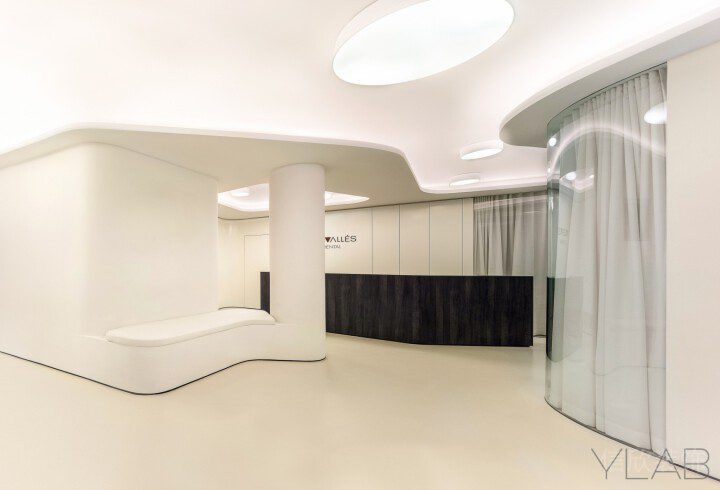 簡(jiǎn)約白過(guò)道墻柱桌椅效果辦公室裝修