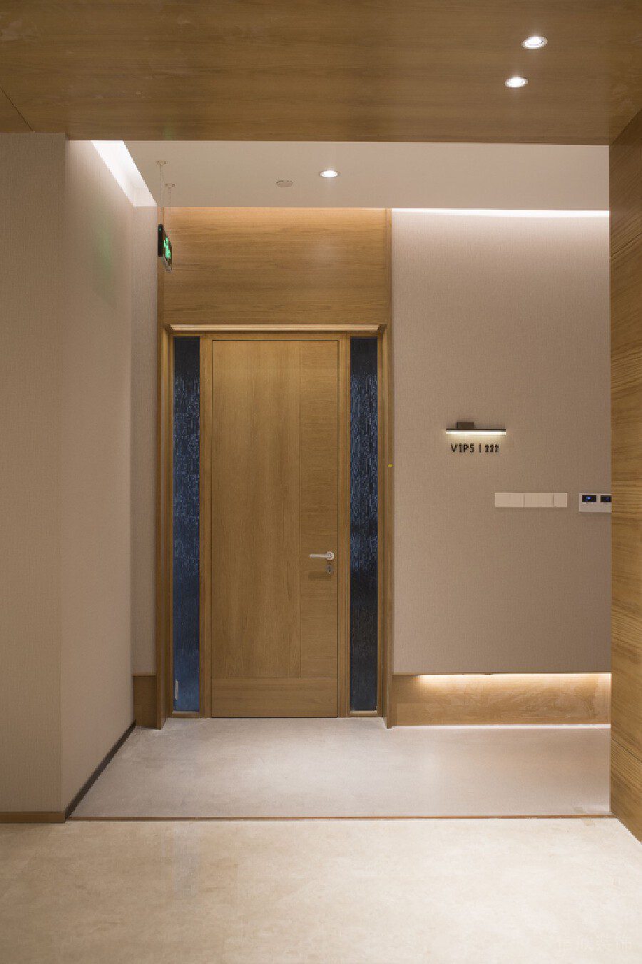 鏤空門框原木風(fēng)辦公室過(guò)道設(shè)計(jì)圖