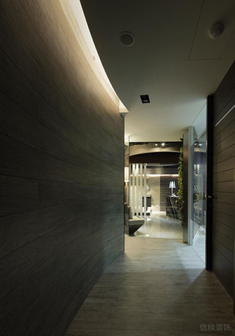 木制通體設(shè)計(jì)辦公室過(guò)道直線裝修