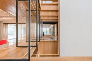 黑框玻璃旋轉偏軸平推門木質辦公室過道設計