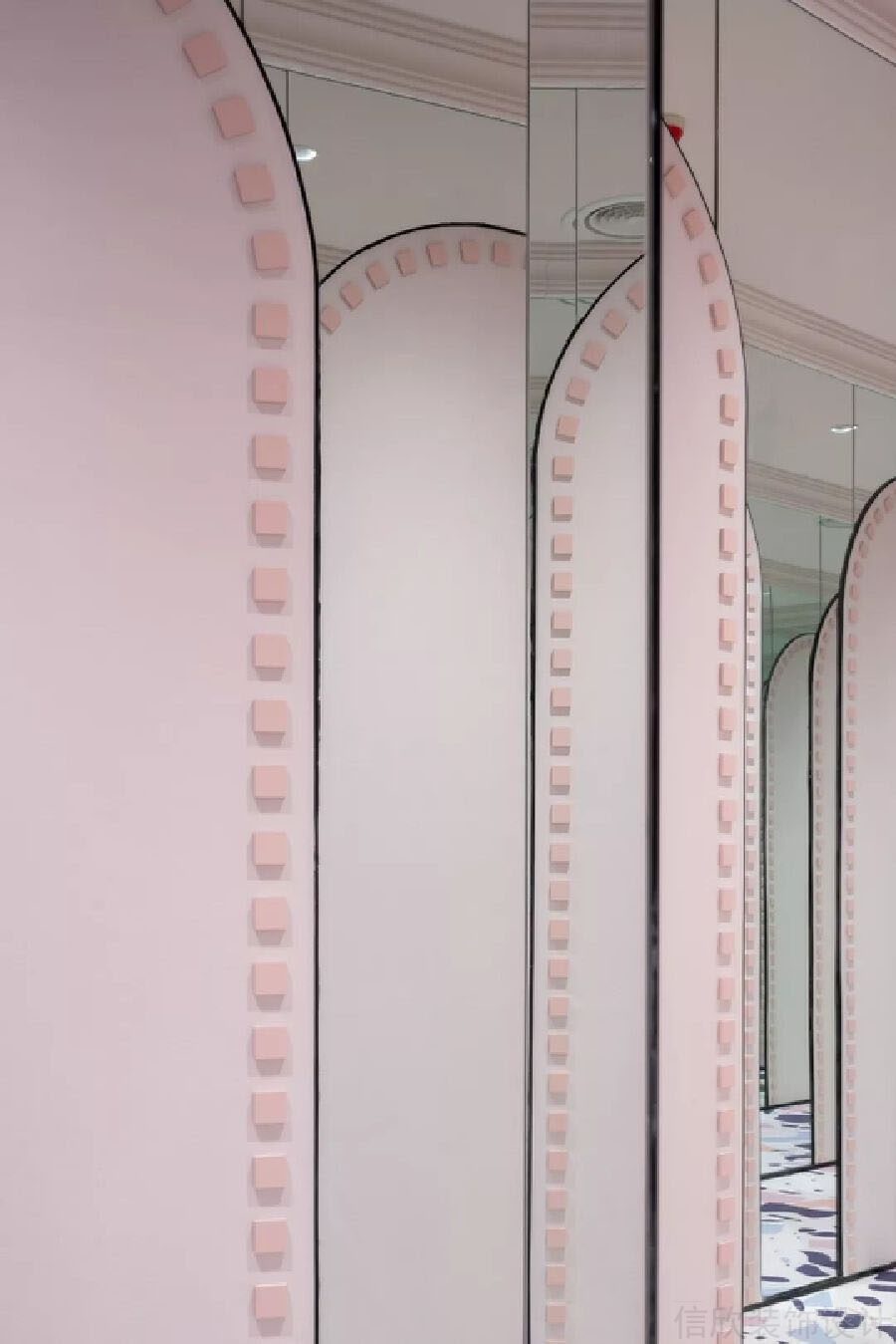 鏡面墻體粉色設(shè)計(jì)兒童培訓(xùn)機(jī)構(gòu)裝修效果