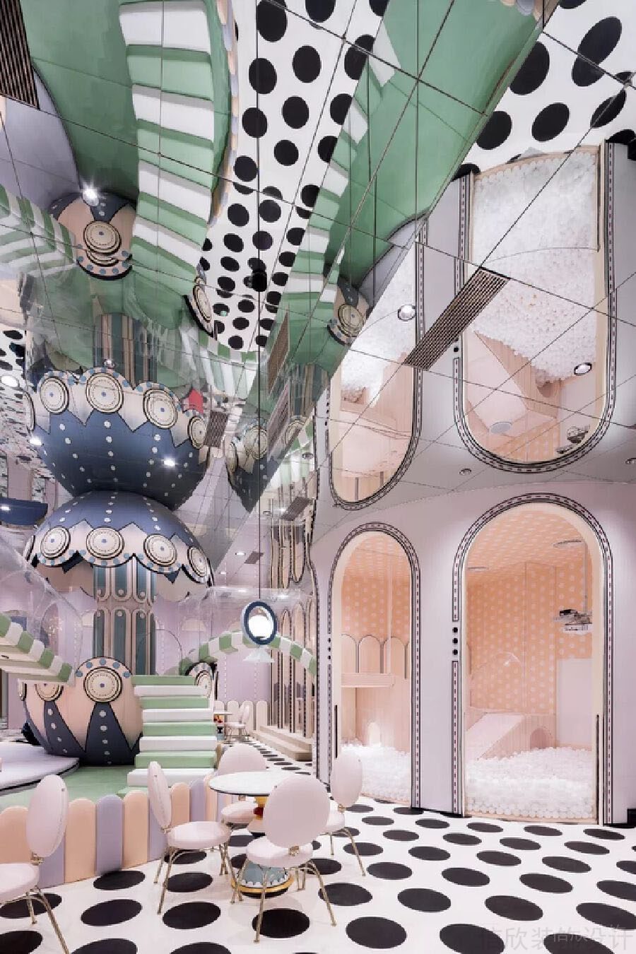 鏡面天花創(chuàng)意設(shè)計(jì)兒童成長培訓(xùn)中心過道波波池休息區(qū)