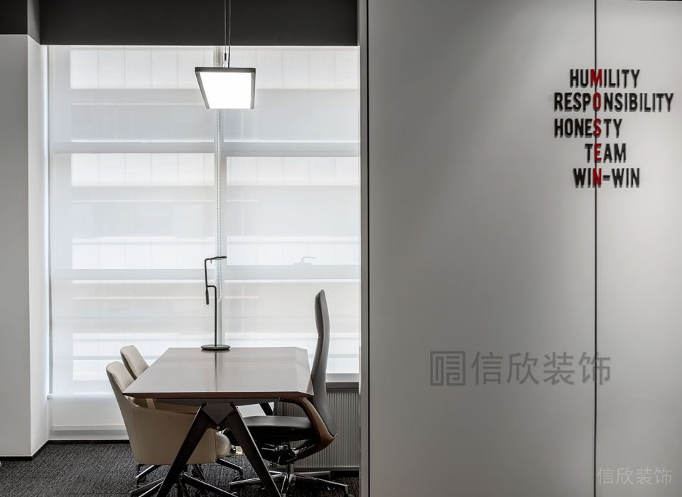 木質(zhì)總裁辦公室洽談區(qū)天花吊頂簡(jiǎn)約磨砂玻璃字母直線創(chuàng)意設(shè)計(jì)立體墻體設(shè)計(jì)