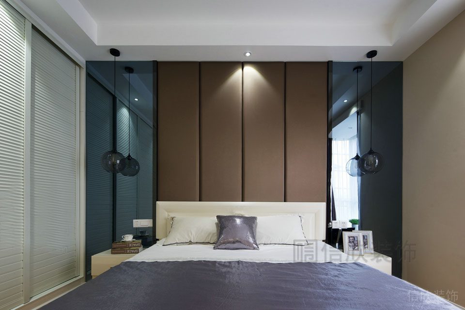 平推門條紋鏤空白色收納儲物衣柜墻體棕色設計臥室裝修