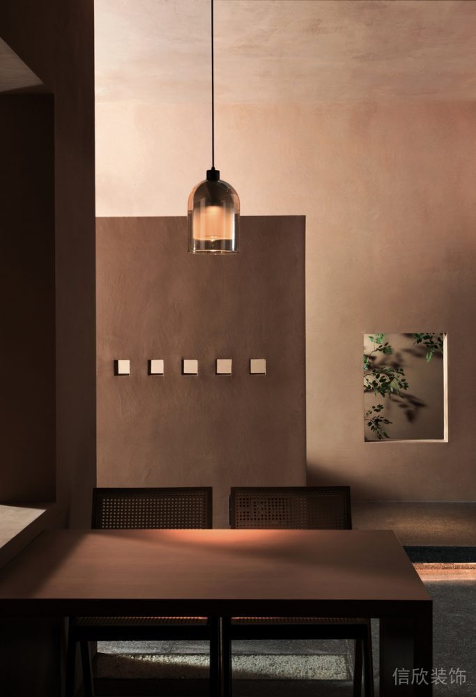 棕色休息區(qū)辦公室裝修設(shè)計(jì)鏤空墻體效果圖