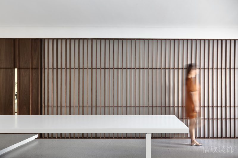 鏤空木質(zhì)過道創(chuàng)意設(shè)計現(xiàn)代辦公室裝修