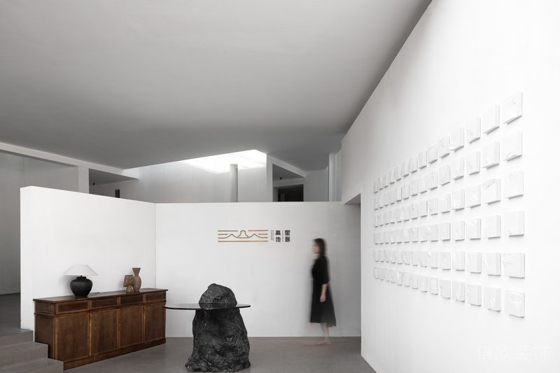 純白辦公室過道創(chuàng)意設(shè)計墻體形象版裝修