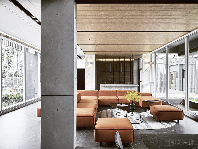 工業(yè)風(fēng)墻體設(shè)計(jì)金色天花橙色沙發(fā)環(huán)形休息區(qū)洽談室辦公室過(guò)道休息區(qū)