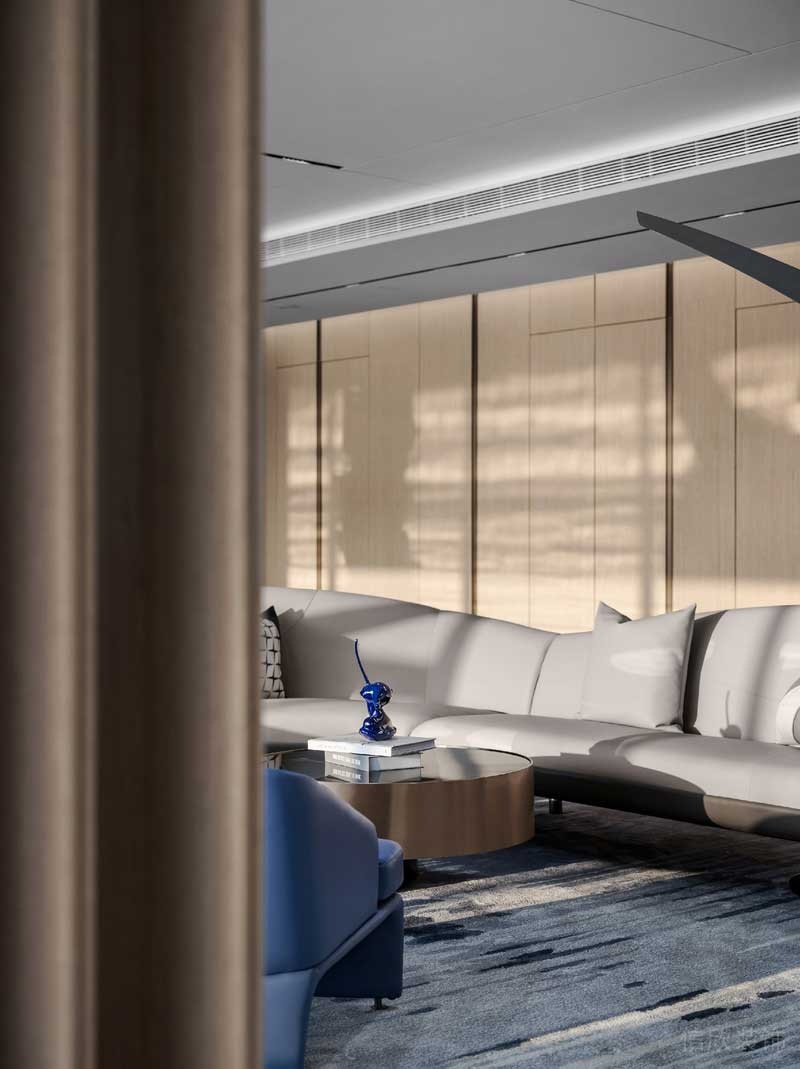 皮革沙發(fā)直接進(jìn)設(shè)計會議區(qū)洽談室公共開放區(qū)域地毯裝修效果物質(zhì)收納墻柜中央空調(diào)辦公室