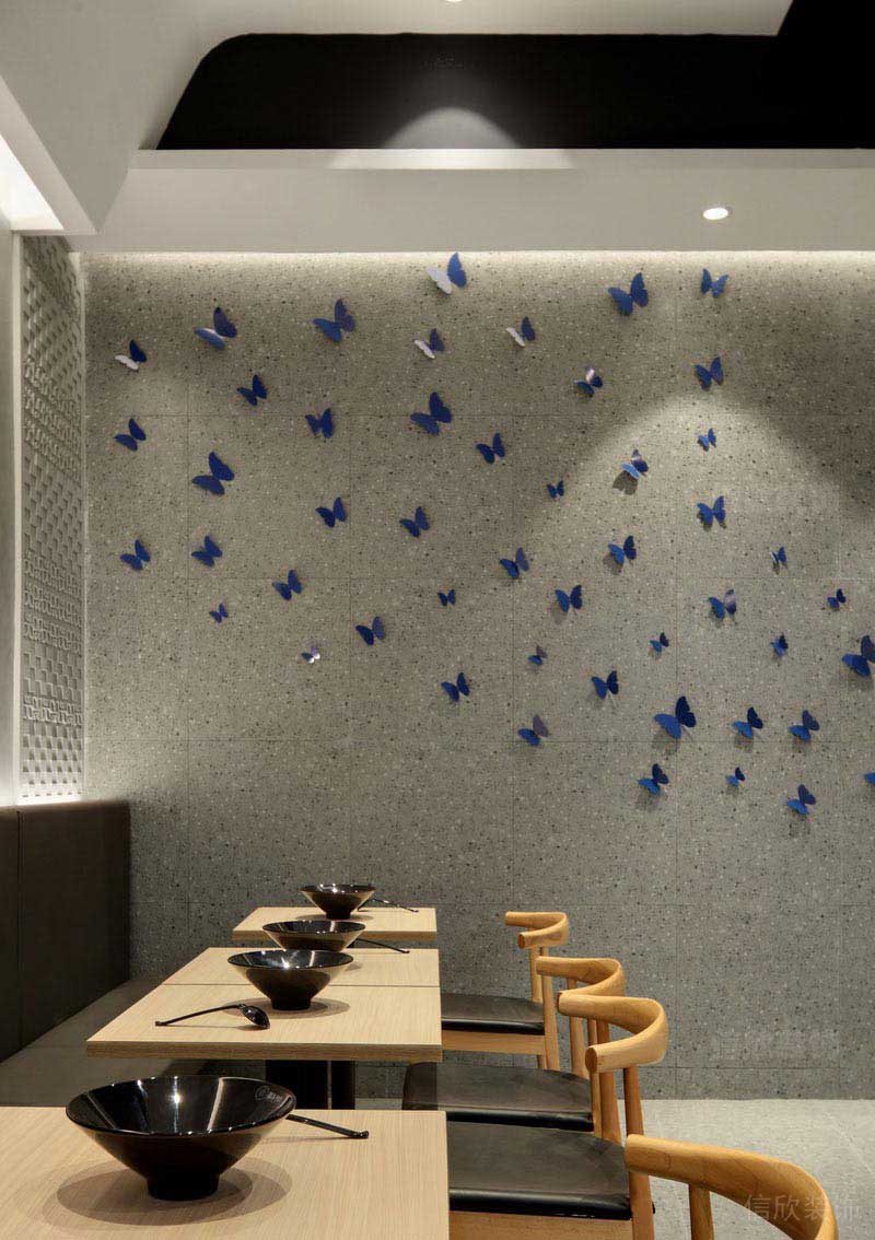 灰色墻面的蝴蝶裝飾設(shè)計(jì)