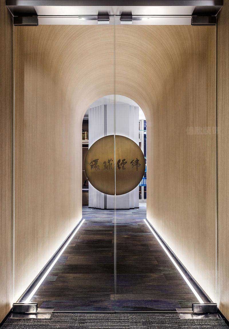 木飾面滿貼墻頂?shù)墓靶芜^道設(shè)計(jì)圖