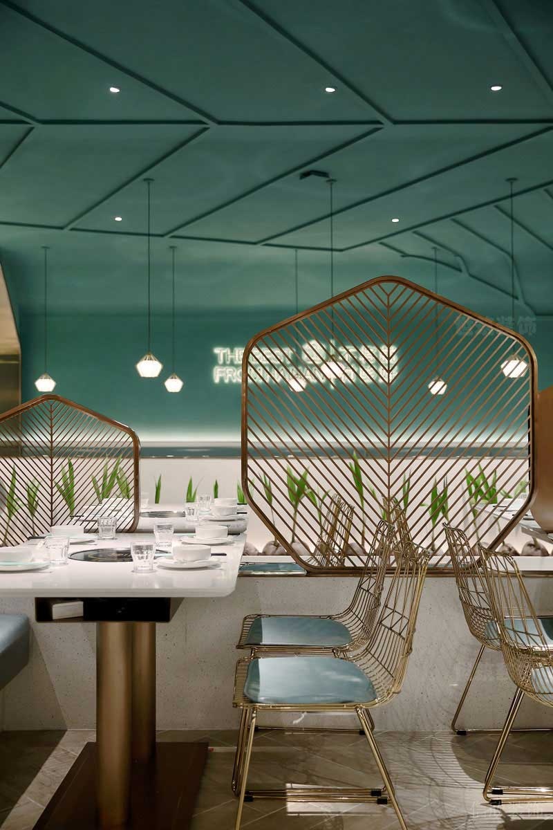 輕奢風(fēng)格餐廳公共區(qū)雅座藝術(shù)金屬隔斷