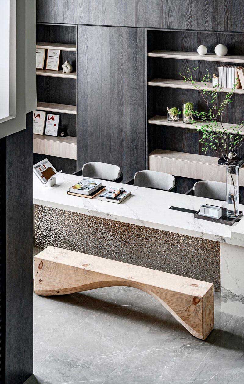 洽談區(qū)原木色藝術(shù)凳子設(shè)計(jì)效果