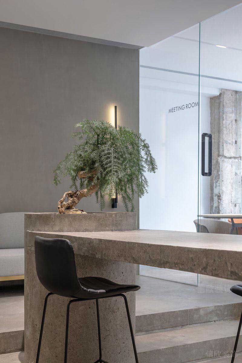 水泥灰的吧臺設計與景觀的搭配效果圖