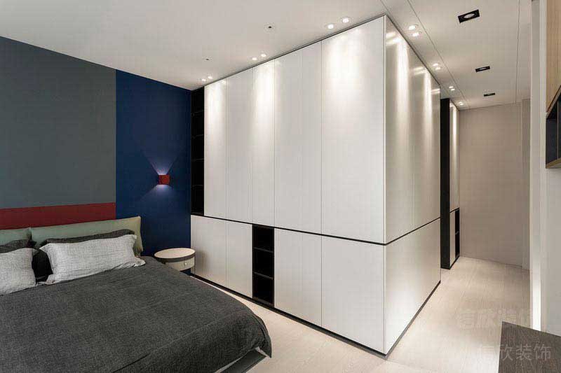 新房現(xiàn)代簡(jiǎn)約風(fēng)臥室科技感背景墻白色衣柜效果圖