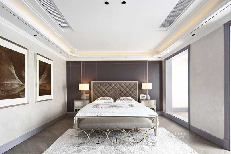 三樓是整個主臥空間,擁有內(nèi)門廳、主臥室、衣帽間、衛(wèi)生間等。主臥背景選用深灰色的硬包裝飾,加上金屬線條的點綴,讓整個背景不顯呆板。主臥陽臺同樣打通與臥室形成一體,局部空間做了地臺,讓整個空間既寬敞又有層次。 三樓是整個主臥空間,擁有內(nèi)門廳、主臥室、衣帽間、衛(wèi)生間等。主臥背景選用深灰色的硬包裝飾,加上金屬線條的點綴,讓整個背景不顯呆板。主臥陽臺同樣打通與臥室形成一體,局部空間做了地臺,讓整個空間既寬敞又有層次。