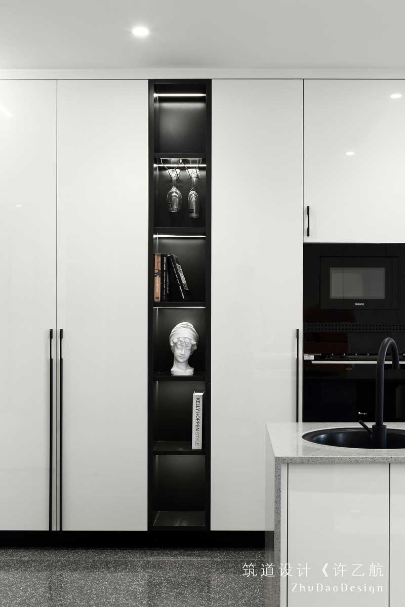 隔斷體現空間的通透感，燈光反射豐富頂面空間意境。