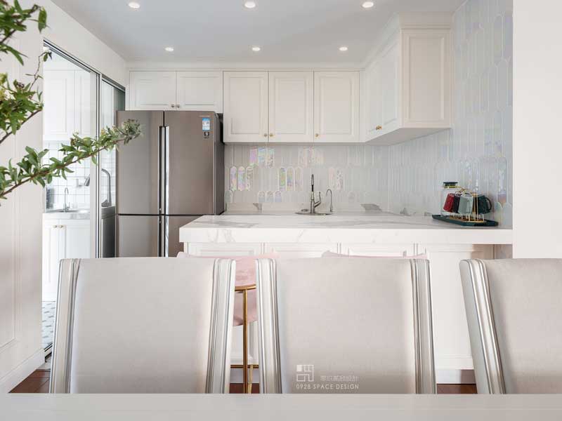 西廚承擔著做西點水果等操作,設備上放置有冰箱,蒸烤箱,凈水直飲水等還承擔著餐廳的儲物需求。 西廚承擔著做西點水果等操作,設備上放置有冰箱,蒸烤箱,凈水直飲水等還承擔著餐廳的儲物需求。