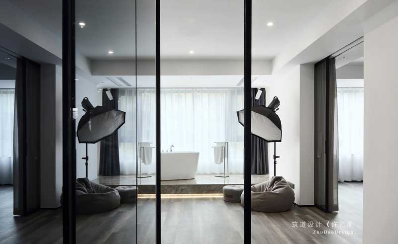 極富質感的進口陳設架構出空間的精致度與清雅氣質，煥發文化交融的意蘊神采，暈染出深雋內斂的現代簡約空間，讓生活寬度再次延展。