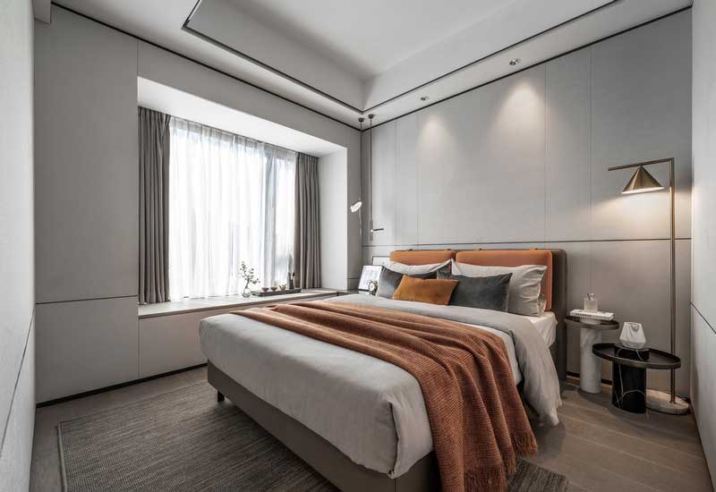 臥室的柔和色調(diào)倍感愜意、舒適簡(jiǎn)約 前景墻的高級(jí)灰搭配溫潤(rùn)素雅的地板， 融合軟裝中高級(jí)的色彩搭配精致點(diǎn)綴 干凈沉穩(wěn)的造型、細(xì)節(jié)完美的體現(xiàn)， 將新中式的調(diào)性發(fā)揮的恰到好處 