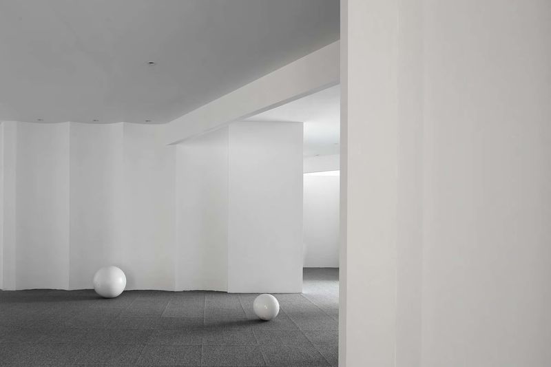 深圳龍華大浪極簡風格辦公室裝修走廊墻面隔斷 深圳龍華大浪極簡風格辦公室裝修走廊墻面隔斷