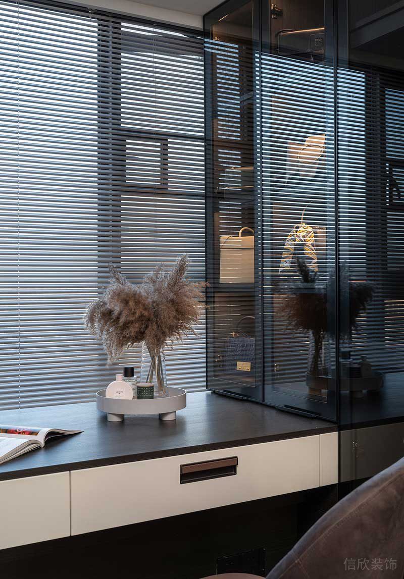 深圳龍崗北歐輕奢風(fēng)家庭新房裝修設(shè)計衣帽間梳妝臺